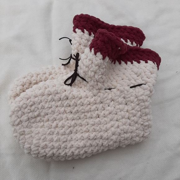 Off white and red slippers - Picture 1 of 1